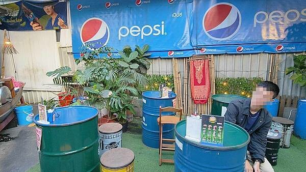 還沒有開店就大排長龍～！實力真的超強的啦～！一碗只要５５元的異國料理，讓人一吃就會上癮，便宜又美味，