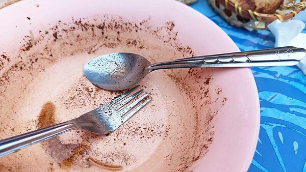 還沒有開店就大排長龍～！實力真的超強的啦～！一碗只要５５元的異國料理，讓人一吃就會上癮，便宜又美味，