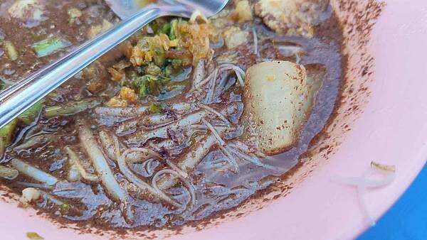 還沒有開店就大排長龍～！實力真的超強的啦～！一碗只要５５元的異國料理，讓人一吃就會上癮，便宜又美味，