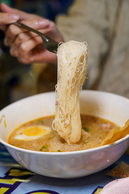 台北這家店真以為在泰國!泰文招牌加上泰國音樂，完整度根本100％ 必點酥辣粿條 一碗只要55元@跳躍的宅男