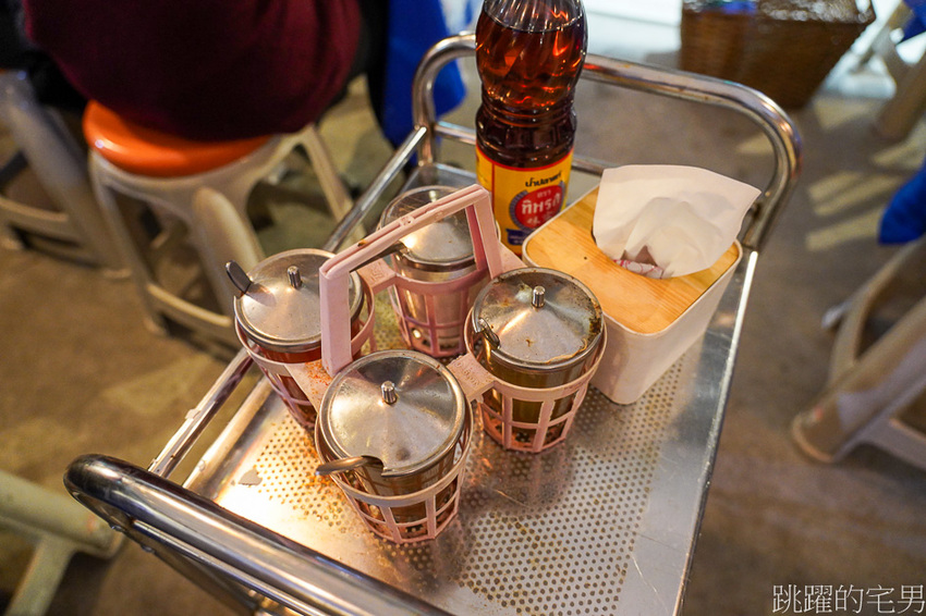 台北這家店真以為在泰國!泰文招牌加上泰國音樂，完整度根本100％ 必點酥辣粿條 一碗只要55元@跳躍的宅男