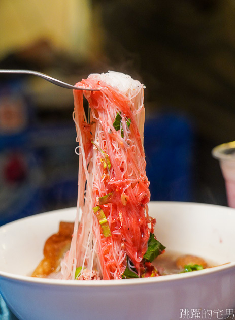 台北這家店真以為在泰國!泰文招牌加上泰國音樂，完整度根本100％ 必點酥辣粿條 一碗只要55元@跳躍的宅男