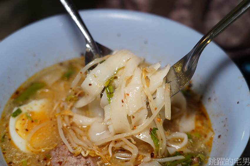 台北這家店真以為在泰國!泰文招牌加上泰國音樂，完整度根本100％ 必點酥辣粿條 一碗只要55元@跳躍的宅男