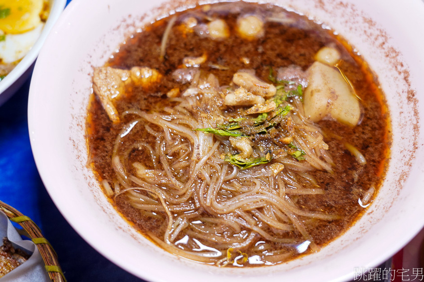 台北這家店真以為在泰國!泰文招牌加上泰國音樂，完整度根本100％ 必點酥辣粿條 一碗只要55元@跳躍的宅男