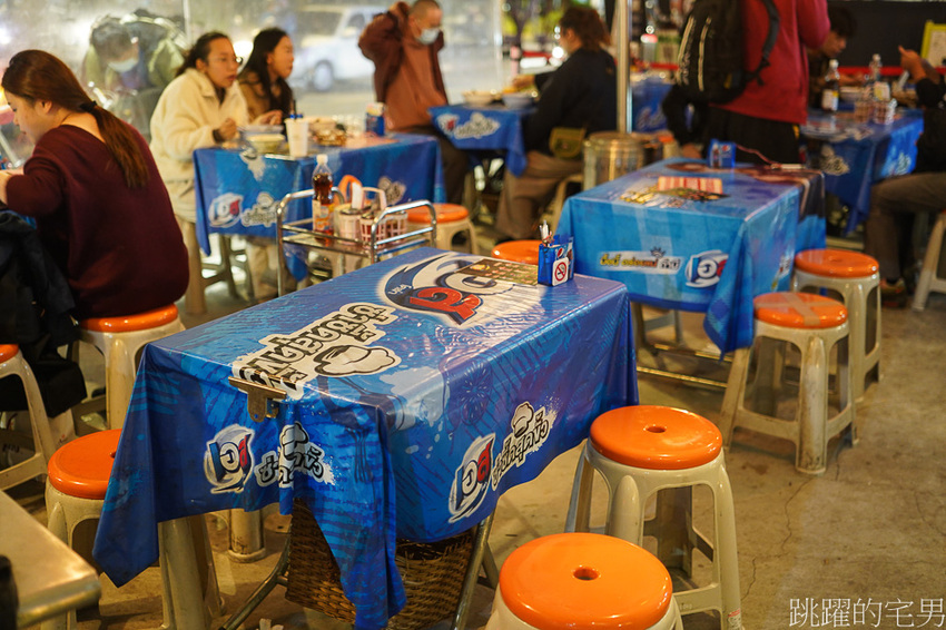 台北這家店真以為在泰國!泰文招牌加上泰國音樂，完整度根本100％ 必點酥辣粿條 一碗只要55元@跳躍的宅男