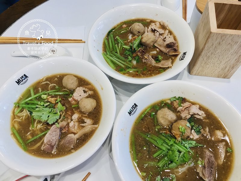 泰國傳統水上美食：MUSA 泰國船麵，價格親民，中泰混血黑湯打遍天下無敵手！ @魚兒 x 牽手明太子的「視」界旅行