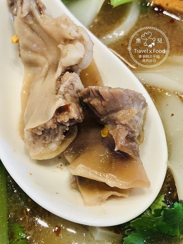 泰國傳統水上美食：MUSA 泰國船麵，價格親民，中泰混血黑湯打遍天下無敵手！ @魚兒 x 牽手明太子的「視」界旅行