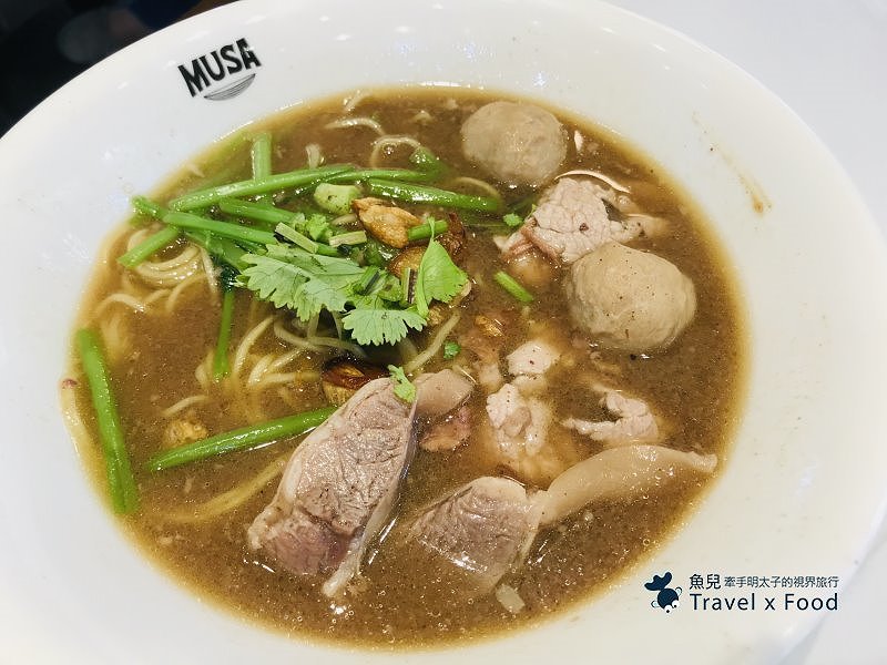 泰國傳統水上美食：MUSA 泰國船麵，價格親民，中泰混血黑湯打遍天下無敵手！ @魚兒 x 牽手明太子的「視」界旅行