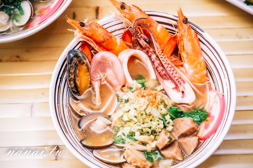 員林 百川通食舖。招牌五鮮湯麵超浮誇，泰式臭豆腐 外酥脆 咬下噴汁 - Nana愛旅行札記