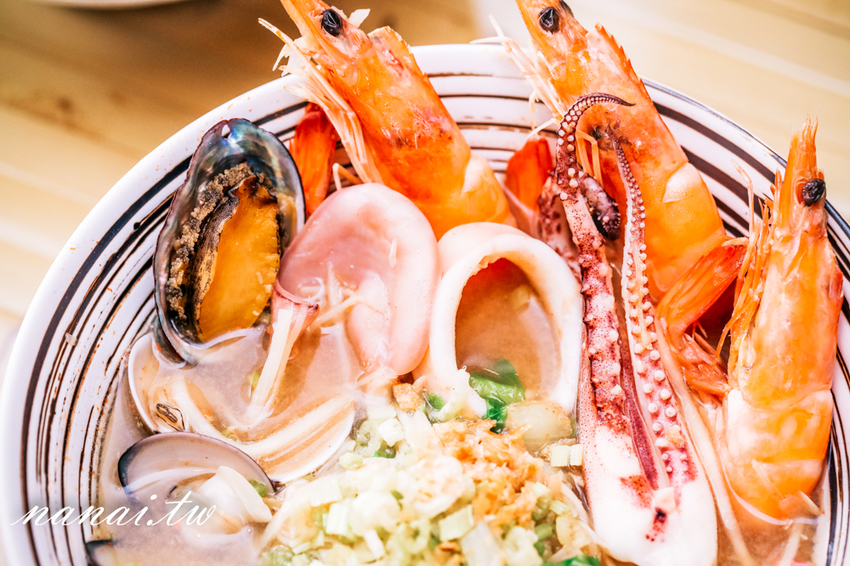 員林 百川通食舖。招牌五鮮湯麵超浮誇，泰式臭豆腐 外酥脆 咬下噴汁 - Nana愛旅行札記