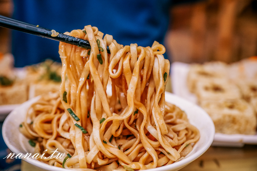 員林 百川通食舖。招牌五鮮湯麵超浮誇，泰式臭豆腐 外酥脆 咬下噴汁 - Nana愛旅行札記