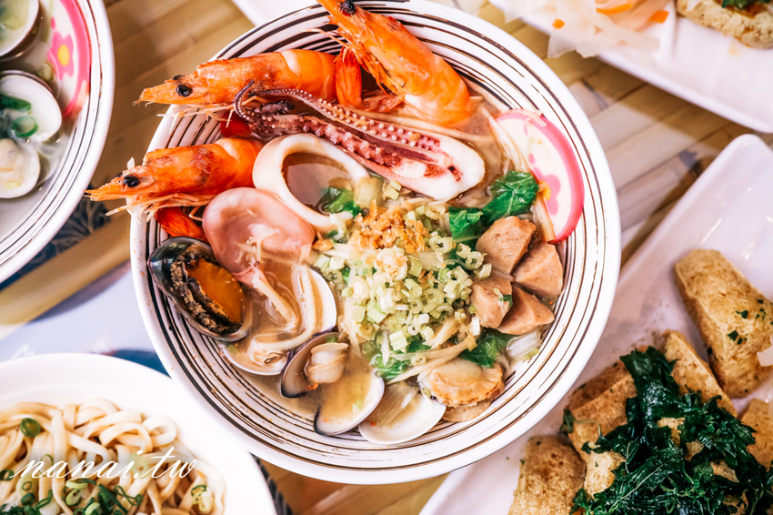 員林 百川通食舖。招牌五鮮湯麵超浮誇，泰式臭豆腐 外酥脆 咬下噴汁 - Nana愛旅行札記