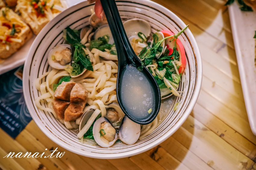 員林 百川通食舖。招牌五鮮湯麵超浮誇，泰式臭豆腐 外酥脆 咬下噴汁 - Nana愛旅行札記