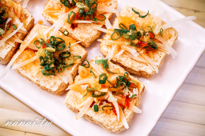 員林 百川通食舖。招牌五鮮湯麵超浮誇，泰式臭豆腐 外酥脆 咬下噴汁 - Nana愛旅行札記