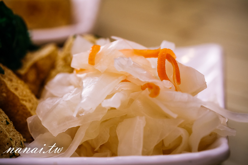 員林 百川通食舖。招牌五鮮湯麵超浮誇，泰式臭豆腐 外酥脆 咬下噴汁 - Nana愛旅行札記