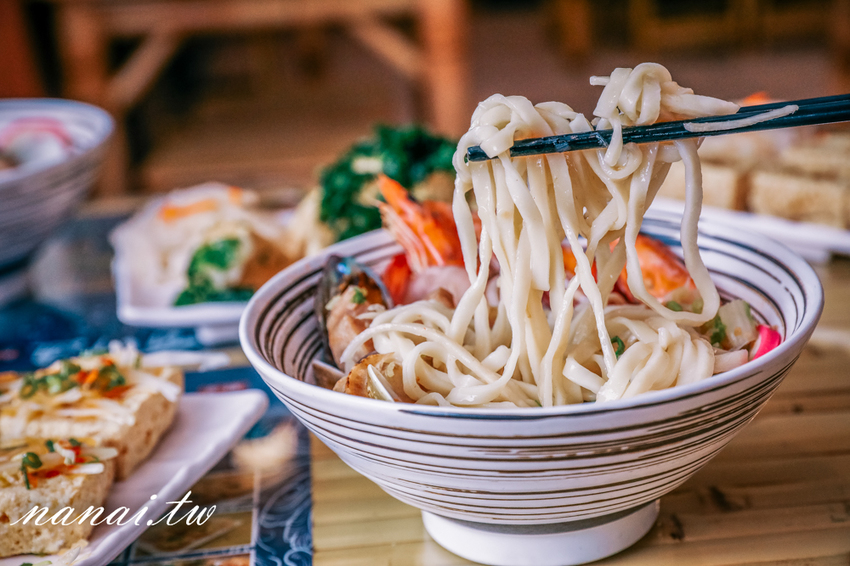 員林 百川通食舖。招牌五鮮湯麵超浮誇，泰式臭豆腐 外酥脆 咬下噴汁 - Nana愛旅行札記