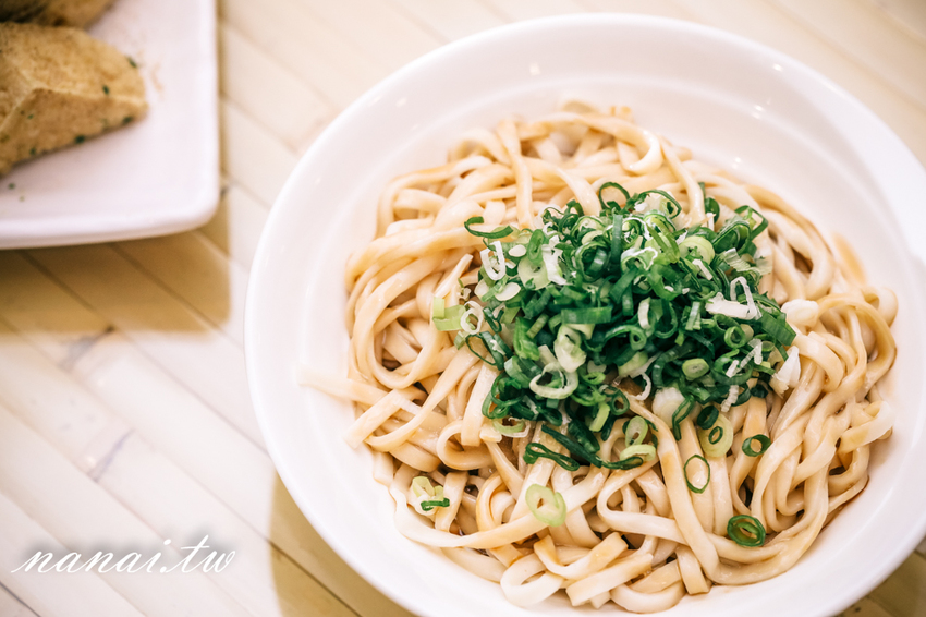 員林 百川通食舖。招牌五鮮湯麵超浮誇，泰式臭豆腐 外酥脆 咬下噴汁 - Nana愛旅行札記