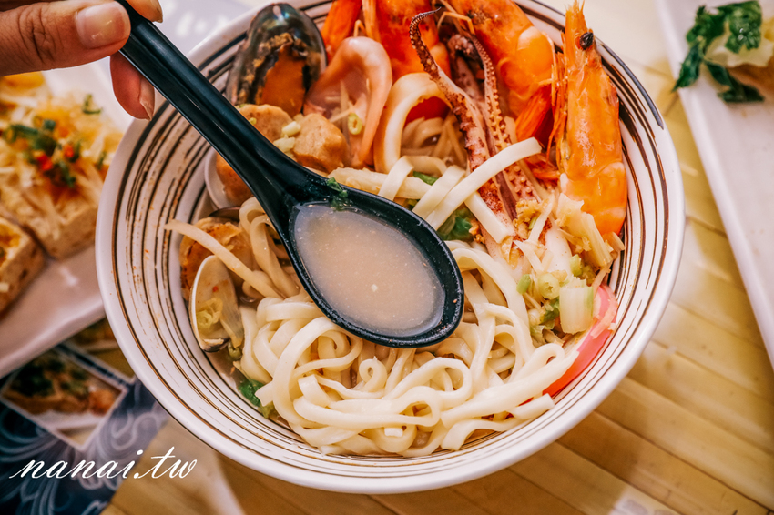 員林 百川通食舖。招牌五鮮湯麵超浮誇，泰式臭豆腐 外酥脆 咬下噴汁 - Nana愛旅行札記