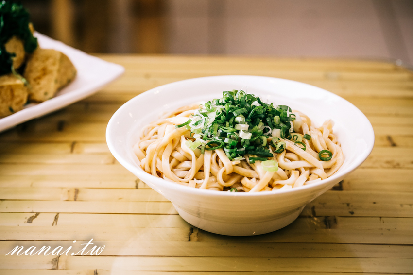 員林 百川通食舖。招牌五鮮湯麵超浮誇，泰式臭豆腐 外酥脆 咬下噴汁 - Nana愛旅行札記