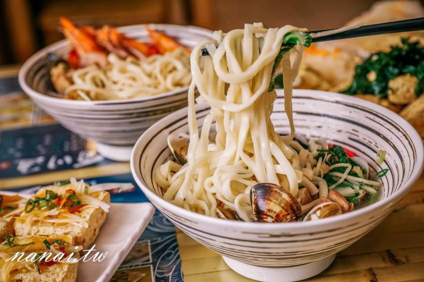 員林 百川通食舖。招牌五鮮湯麵超浮誇，泰式臭豆腐 外酥脆 咬下噴汁 - Nana愛旅行札記