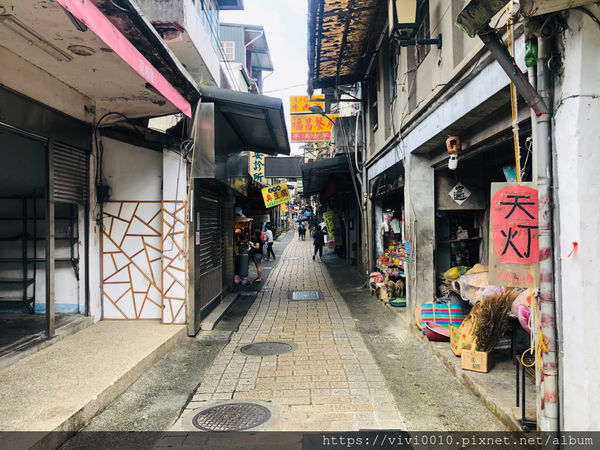 圓圓家出去玩-《新北景點》平溪老街輕旅行,美食連發吃不停、排隊香腸、平溪芋圓還有古早味美食等著你