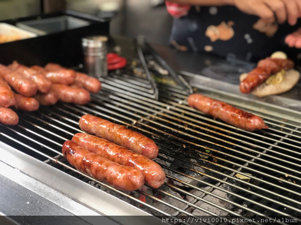 圓圓家出去玩-《新北景點》平溪老街輕旅行,美食連發吃不停、排隊香腸、平溪芋圓還有古早味美食等著你