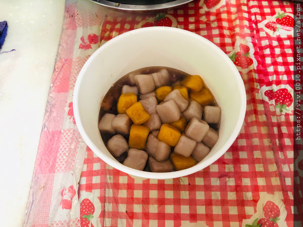 圓圓家出去玩-《新北景點》平溪老街輕旅行,美食連發吃不停、排隊香腸、平溪芋圓還有古早味美食等著你