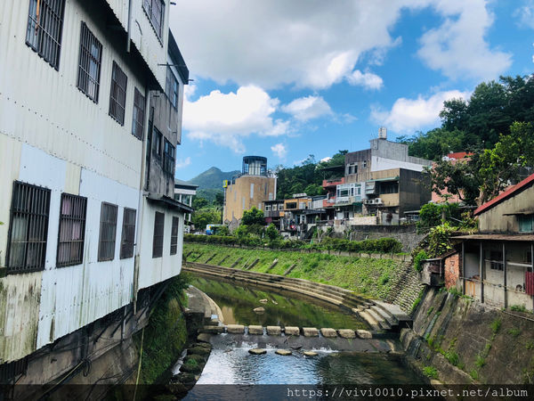 圓圓家出去玩-《新北景點》平溪老街輕旅行,美食連發吃不停、排隊香腸、平溪芋圓還有古早味美食等著你