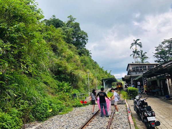 圓圓家出去玩-《新北景點》平溪老街輕旅行,美食連發吃不停、排隊香腸、平溪芋圓還有古早味美食等著你