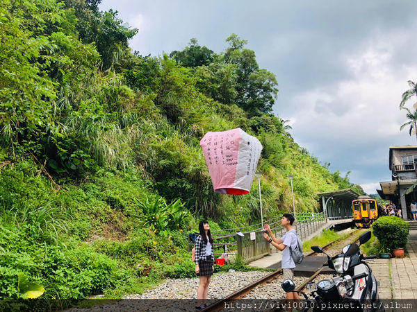圓圓家出去玩-《新北景點》平溪老街輕旅行,美食連發吃不停、排隊香腸、平溪芋圓還有古早味美食等著你