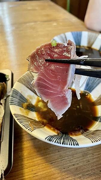 澎湖西嶼-古聚落中超人氣生魚片店-魚好。刺身專賣店