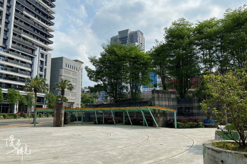 新北景點／瑠公公園－共融式兒童遊樂設施、攀爬網，與獨立攀岩場