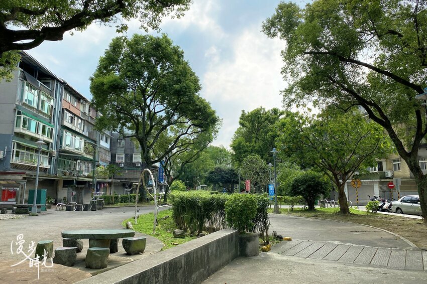 新北景點／瑠公公園－共融式兒童遊樂設施、攀爬網，與獨立攀岩場