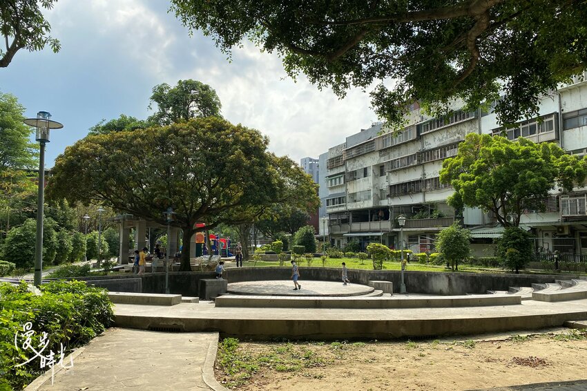 新北景點／瑠公公園－共融式兒童遊樂設施、攀爬網，與獨立攀岩場