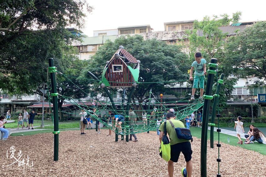 新北景點／瑠公公園－共融式兒童遊樂設施、攀爬網，與獨立攀岩場