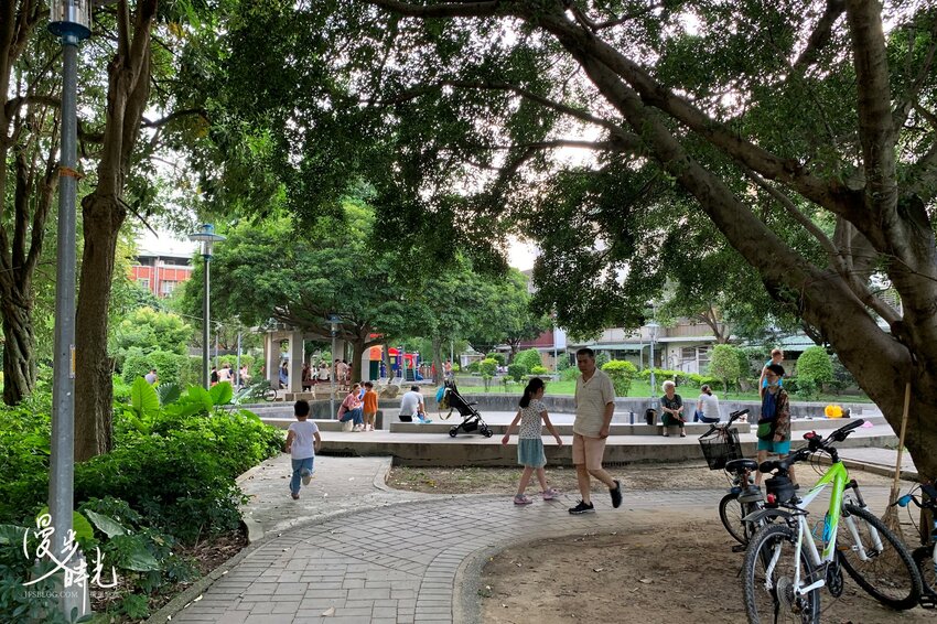 新北景點／瑠公公園－共融式兒童遊樂設施、攀爬網，與獨立攀岩場