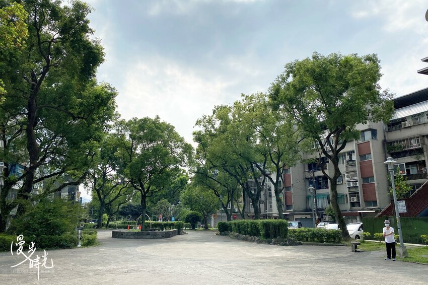 新北景點／瑠公公園－共融式兒童遊樂設施、攀爬網，與獨立攀岩場