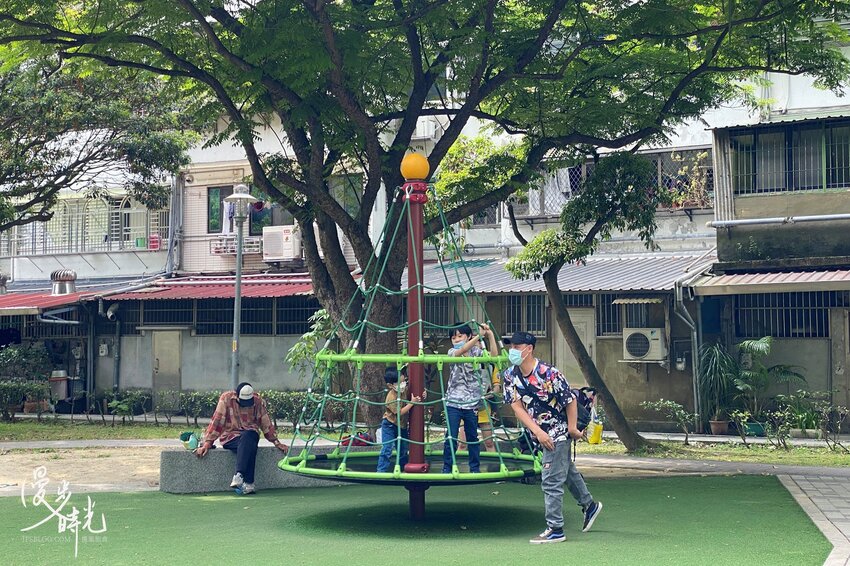 新北景點／瑠公公園－共融式兒童遊樂設施、攀爬網，與獨立攀岩場