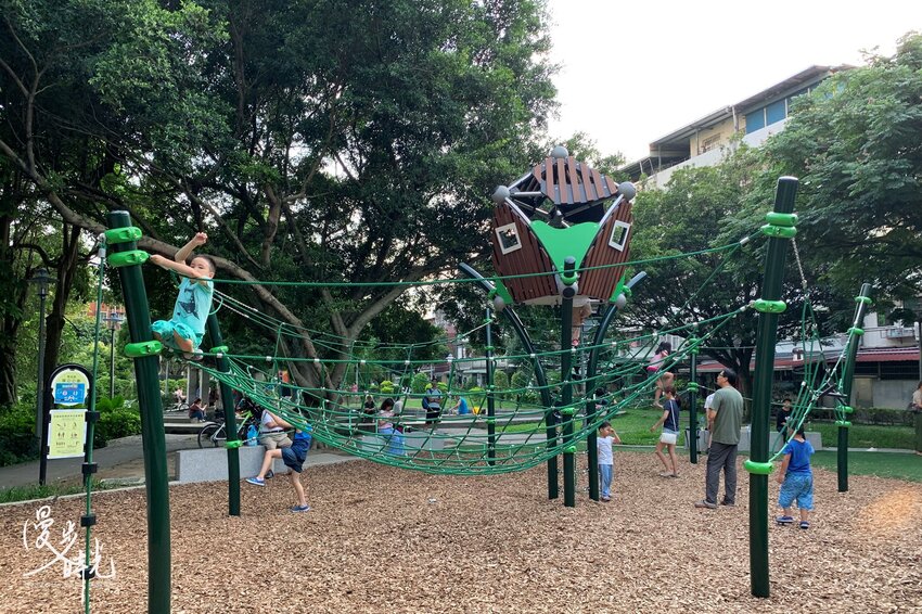 新北景點／瑠公公園－共融式兒童遊樂設施、攀爬網，與獨立攀岩場