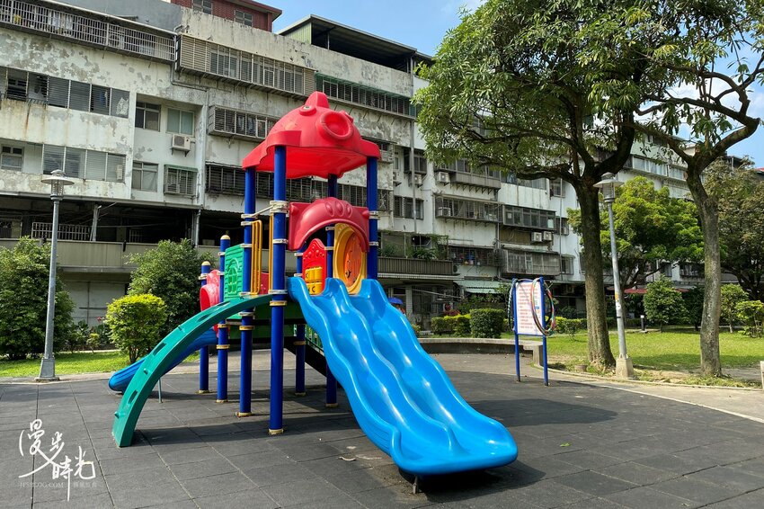 新北景點／瑠公公園－共融式兒童遊樂設施、攀爬網，與獨立攀岩場