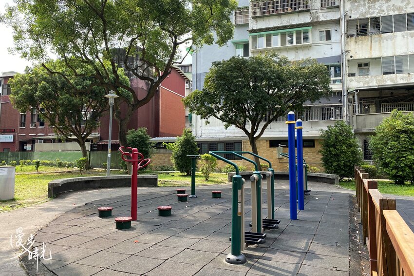 新北景點／瑠公公園－共融式兒童遊樂設施、攀爬網，與獨立攀岩場