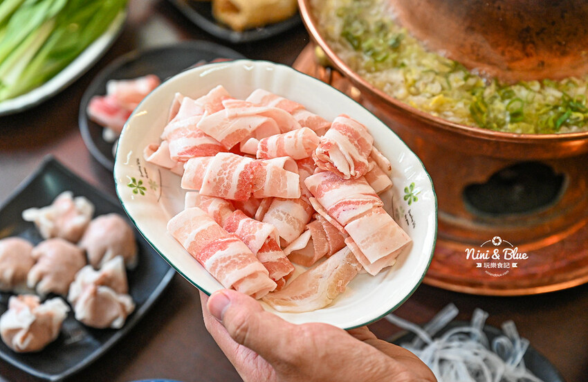 台中太平懷舊台菜餐廳,酸菜鍋和熱炒系列都好吃,價格實在、好停車 -妮妮布魯