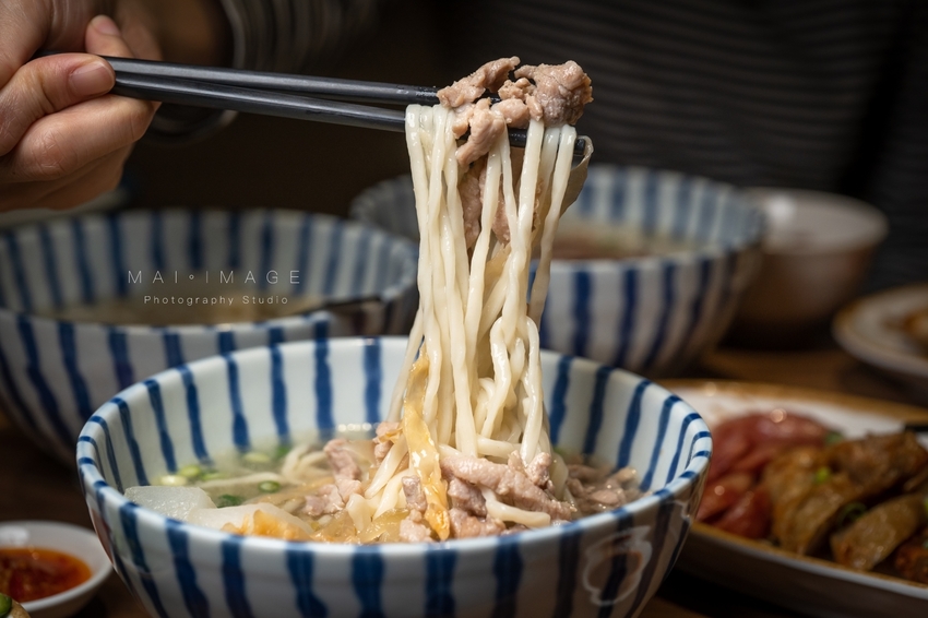 (桃園美食)店裡只賣清燉一種湯頭,還能每天爆滿人潮!中壢高人氣清燉牛肉麵開分店囉!小巷子清燉牛肉麵內壢店|桃園中壢美食、巷弄美食推薦