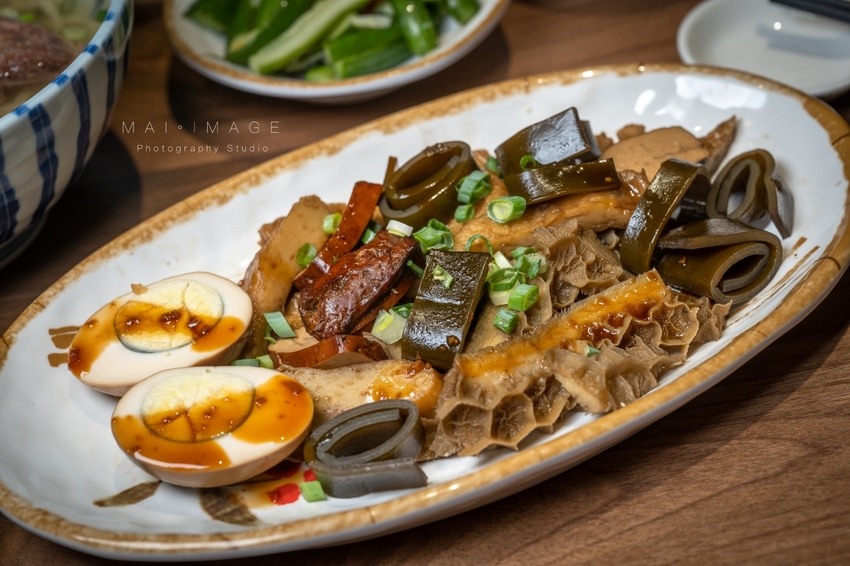 (桃園美食)店裡只賣清燉一種湯頭,還能每天爆滿人潮!中壢高人氣清燉牛肉麵開分店囉!小巷子清燉牛肉麵內壢店|桃園中壢美食、巷弄美食推薦