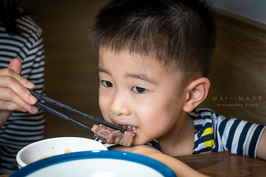 (桃園美食)店裡只賣清燉一種湯頭,還能每天爆滿人潮!中壢高人氣清燉牛肉麵開分店囉!小巷子清燉牛肉麵內壢店|桃園中壢美食、巷弄美食推薦