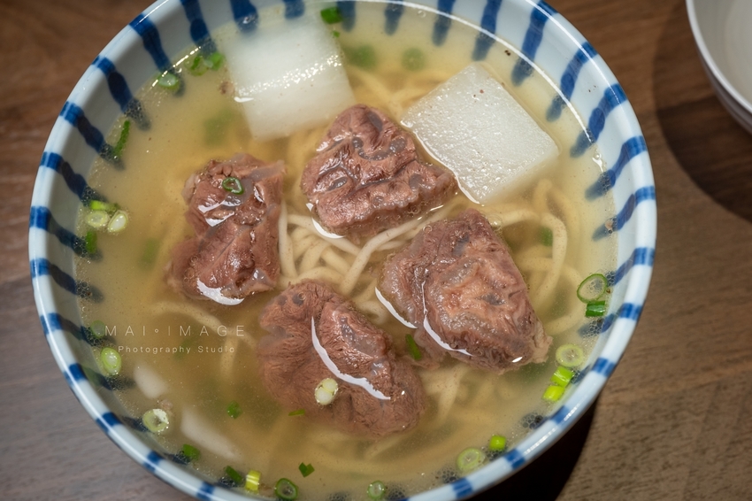 (桃園美食)店裡只賣清燉一種湯頭,還能每天爆滿人潮!中壢高人氣清燉牛肉麵開分店囉!小巷子清燉牛肉麵內壢店|桃園中壢美食、巷弄美食推薦