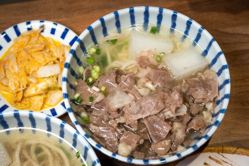 (桃園美食)店裡只賣清燉一種湯頭,還能每天爆滿人潮!中壢高人氣清燉牛肉麵開分店囉!小巷子清燉牛肉麵內壢店|桃園中壢美食、巷弄美食推薦