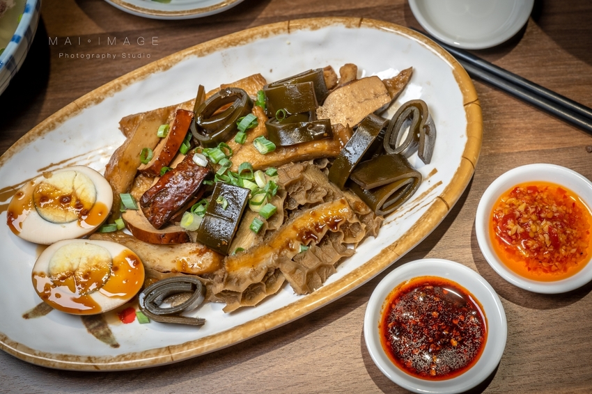 (桃園美食)店裡只賣清燉一種湯頭,還能每天爆滿人潮!中壢高人氣清燉牛肉麵開分店囉!小巷子清燉牛肉麵內壢店|桃園中壢美食、巷弄美食推薦