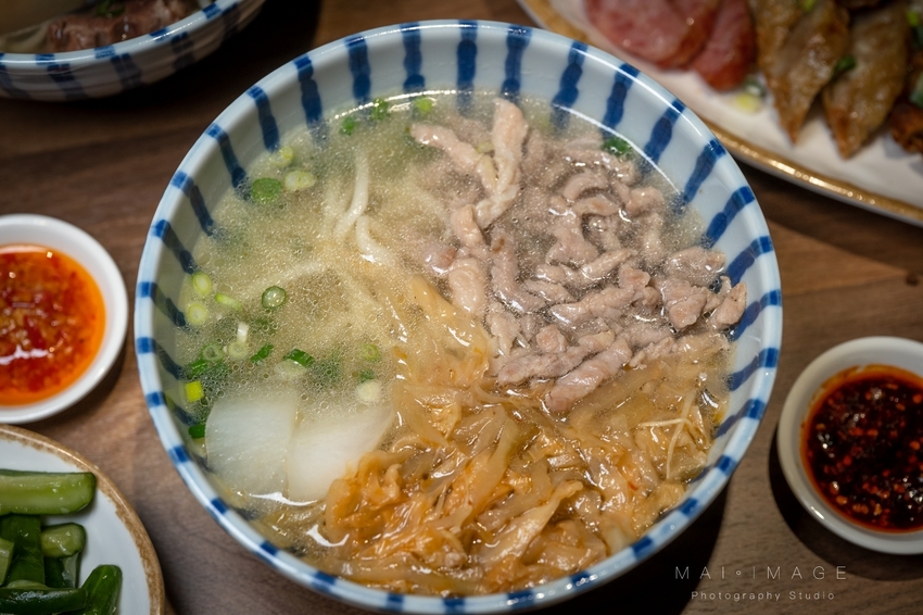 (桃園美食)店裡只賣清燉一種湯頭,還能每天爆滿人潮!中壢高人氣清燉牛肉麵開分店囉!小巷子清燉牛肉麵內壢店|桃園中壢美食、巷弄美食推薦