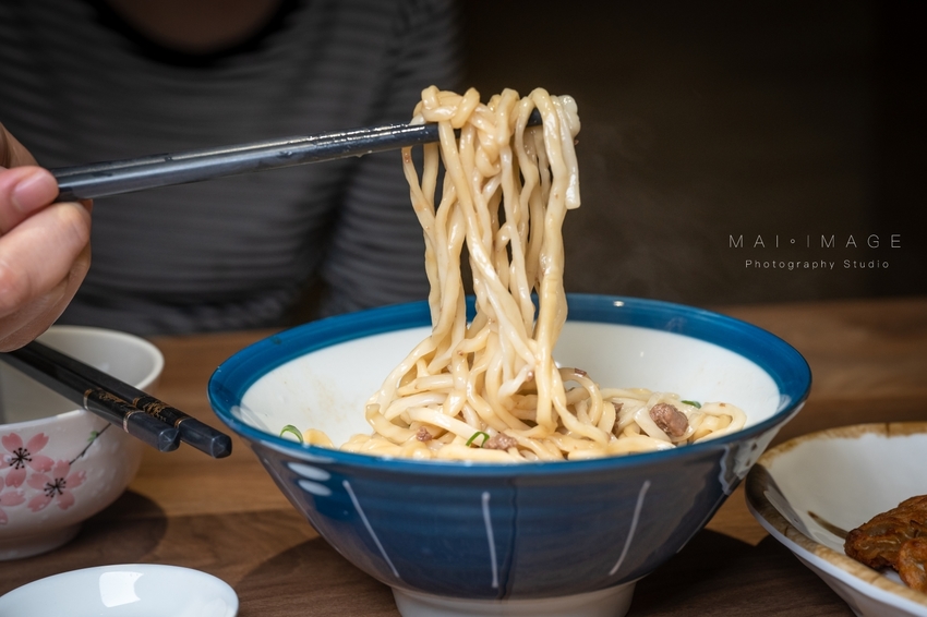 (桃園美食)店裡只賣清燉一種湯頭,還能每天爆滿人潮!中壢高人氣清燉牛肉麵開分店囉!小巷子清燉牛肉麵內壢店|桃園中壢美食、巷弄美食推薦